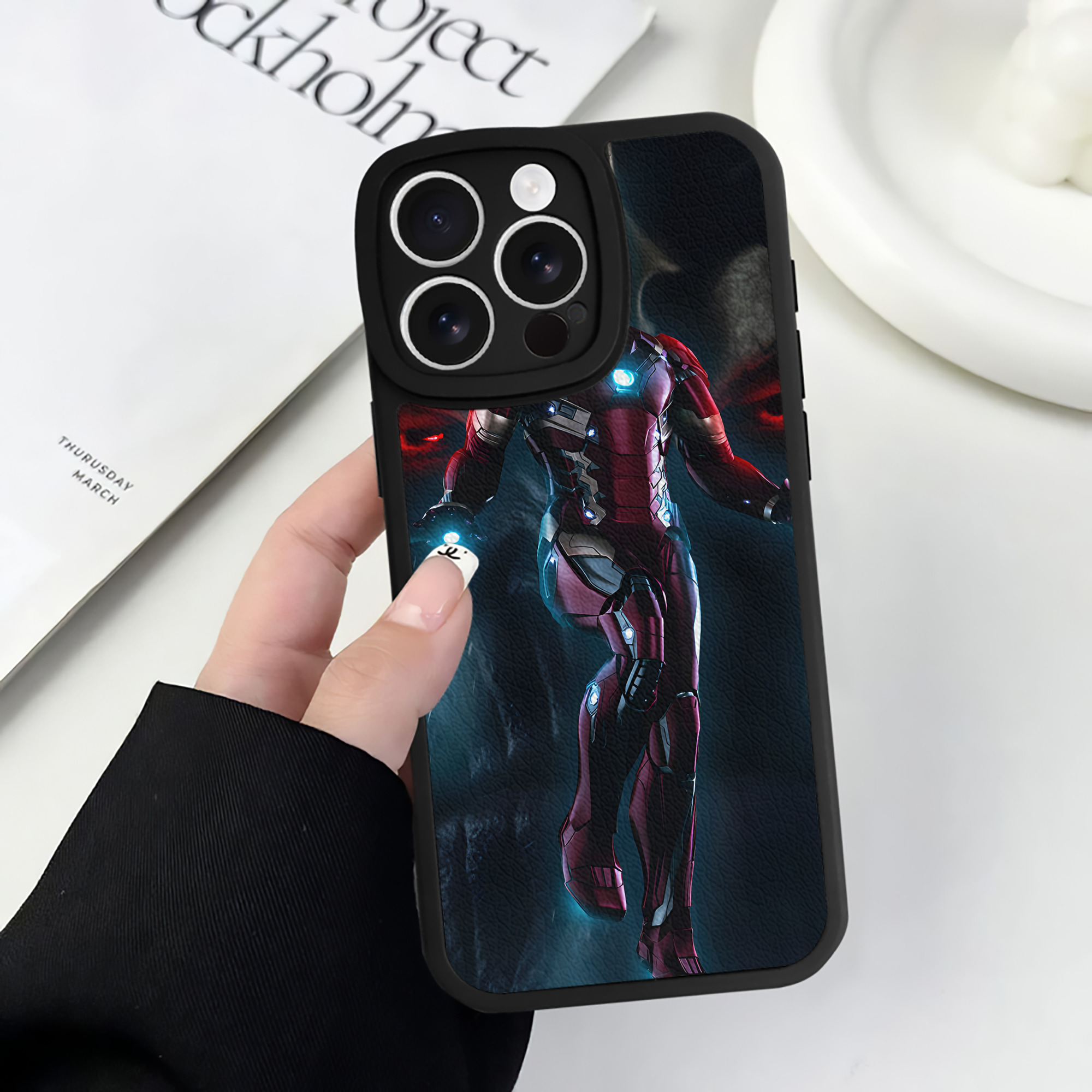 （画像用） アベンジャーズ The Avengers 【iPhone 16シリーズ対応】シリコンスマホケース（レザー調） 材質：シリコン
